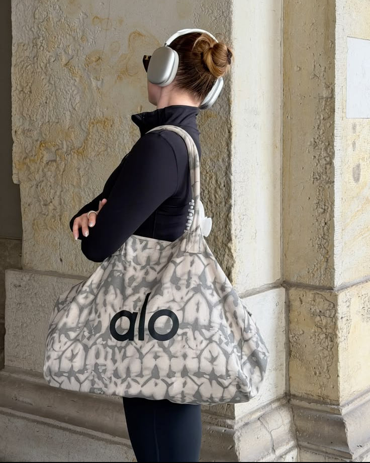 A L O Tote bag